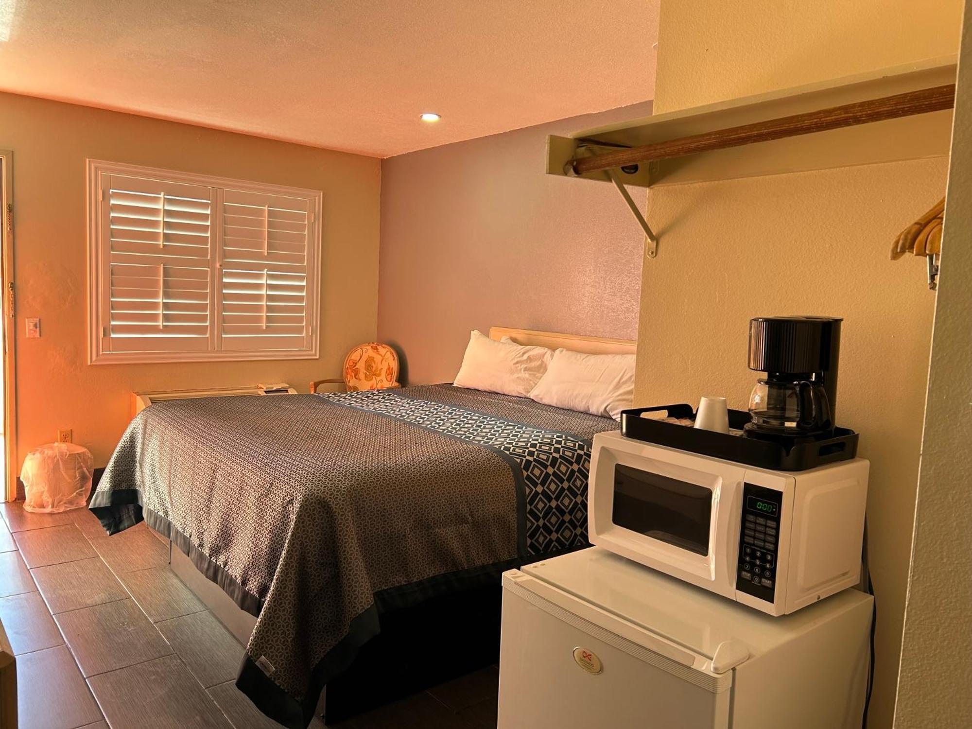 California Inn Hotel And Suites Adelanto Us 395 מראה חיצוני תמונה