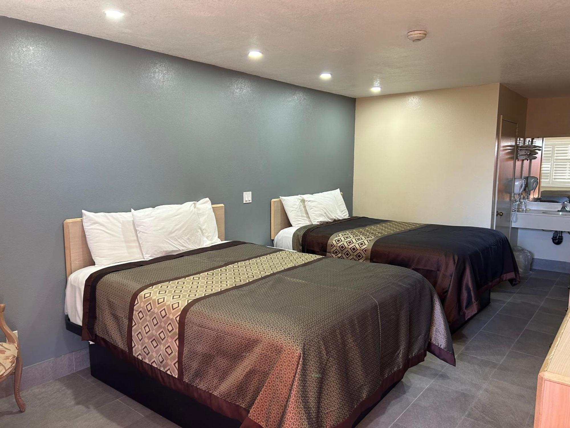 California Inn Hotel And Suites Adelanto Us 395 מראה חיצוני תמונה