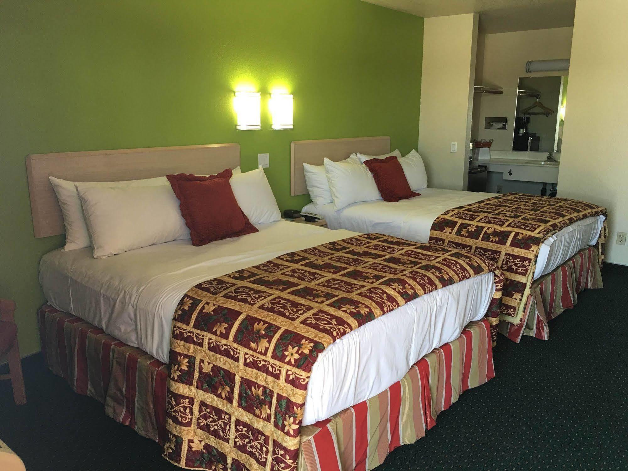 California Inn Hotel And Suites Adelanto Us 395 מראה חיצוני תמונה